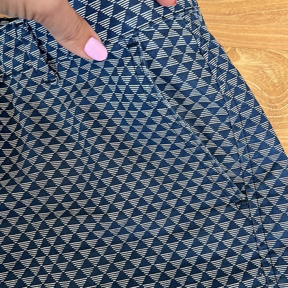 GAP Summer Short Navy/White Triangle Pattern - Picture 14 of 16